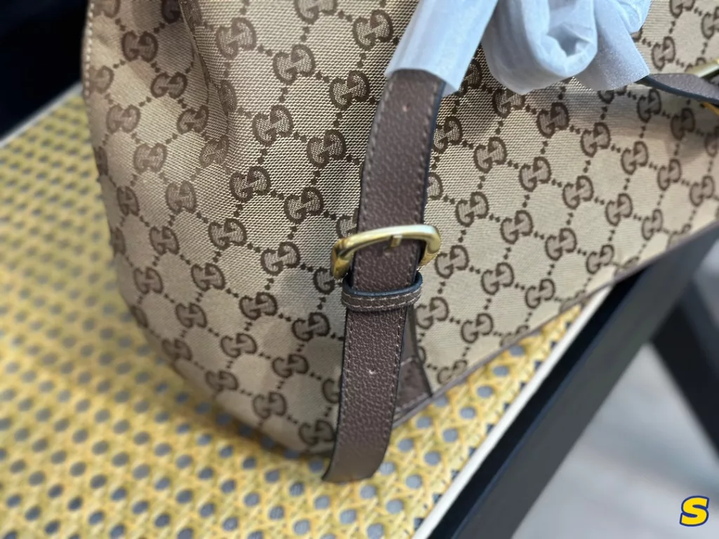 Gucci new double shoulder 🎒<br>Daily travel essential model<br>Size 33cm<br>Year of the Tiger limited models keep it for yourself