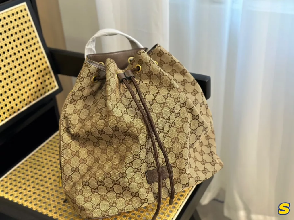 Gucci new double shoulder 🎒<br>Daily travel essential model<br>Size 33cm<br>Year of the Tiger limited models keep it for yourself