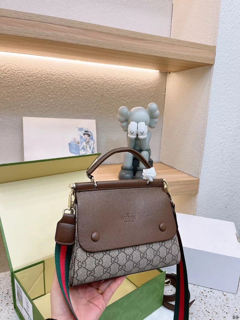 gucci new shipments 💓 super versatile handbag, handheld shoulder back crossbody super practical, Department of sports and fashion can be super large capacity Size: 22 17