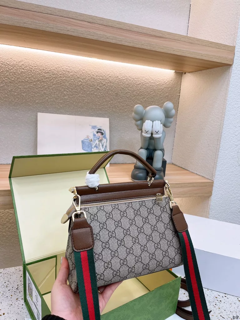 gucci new shipments 💓 super versatile handbag, handheld shoulder back crossbody super practical, Department of sports and fashion can be super large capacity Size: 22 17