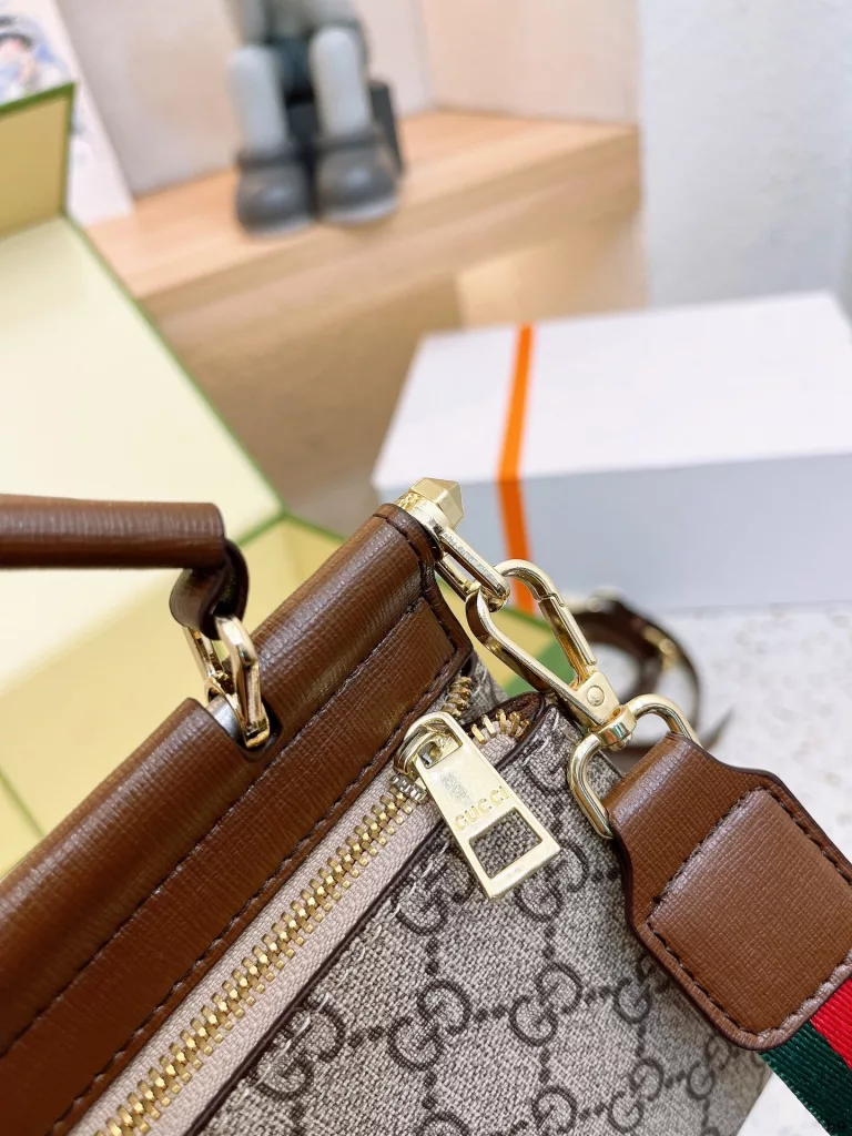 gucci new shipments 💓 super versatile handbag, handheld shoulder back crossbody super practical, Department of sports and fashion can be super large capacity Size: 22 17