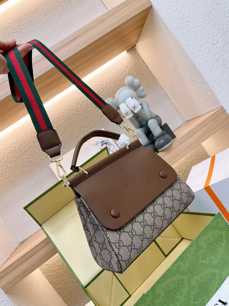 gucci new shipments 💓 super versatile handbag, handheld shoulder back crossbody super practical, Department of sports and fashion can be super large capacity Size: 22 17