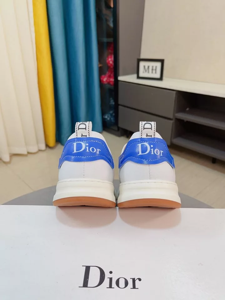 Dior] sells official website's world's first high-end brand men's shoes, and official website's latest series: the upper is made of imported electric embroidered cloth with leather lining. Make walking more convenient and comfortable! Create a stylish personality and set off your uniqueness! Hipsters must have it! Classic model. Size: 38-44.