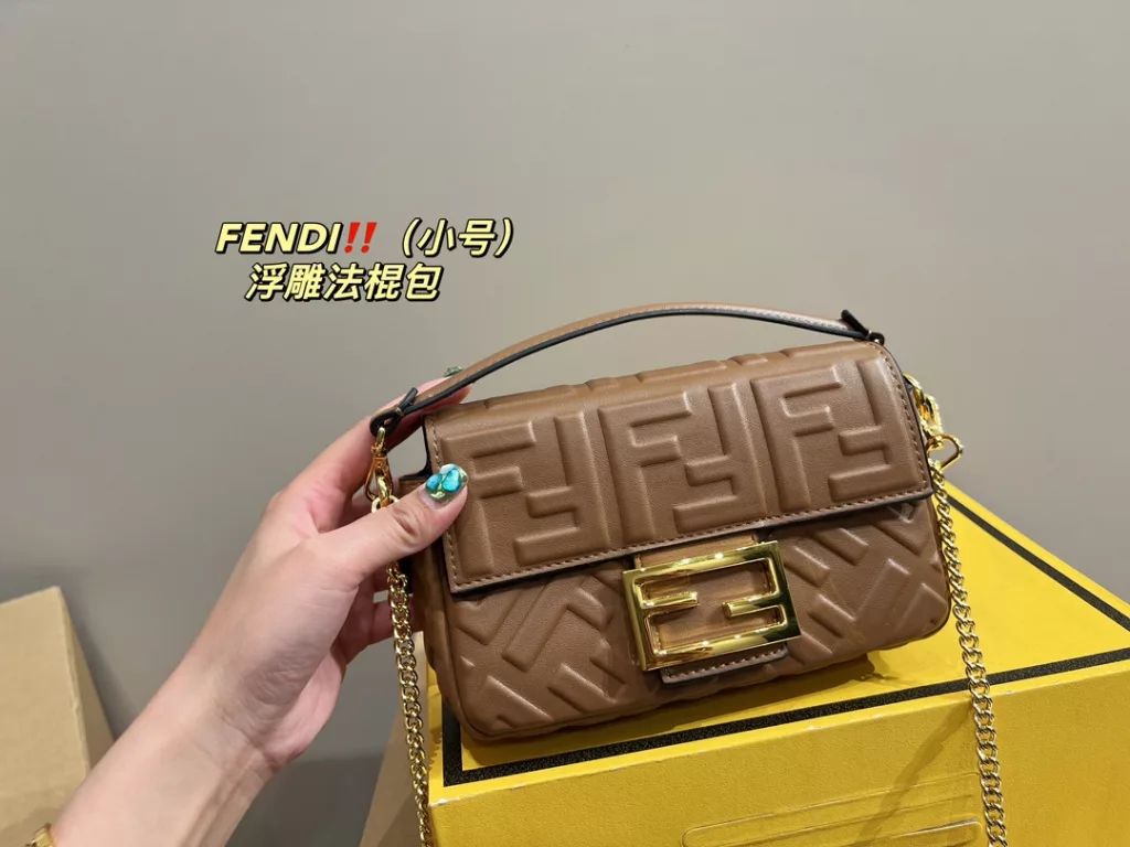 Size 19.10<br>Fendi embossed baguette bag<br>Forever a versatile piece<br>Beautiful on the body This texture<br>Fairies deserve to have