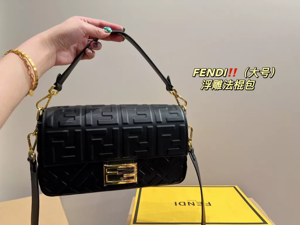 Size 26.13<br>Fendi embossed baguette bag<br>Forever a versatile piece<br>The upper body is beautiful This texture<br>Fairies deserve to have