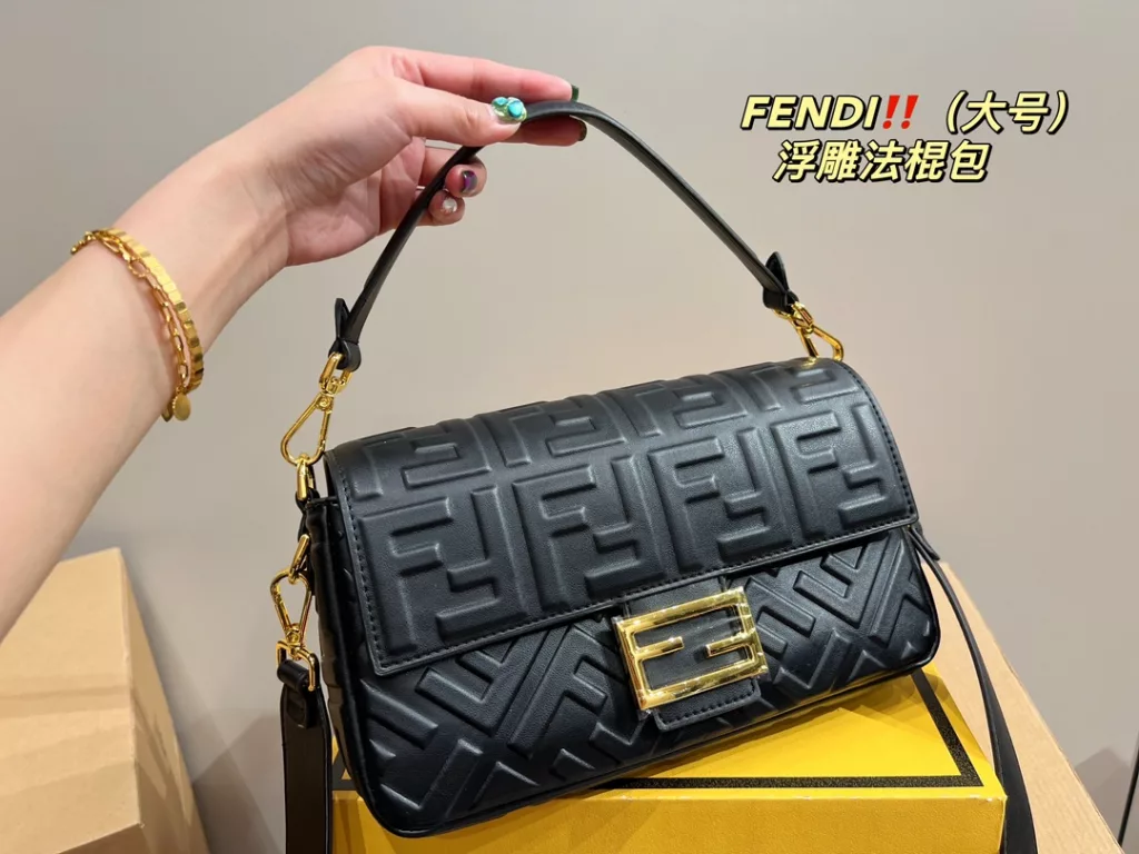 Size 26.13<br>Fendi embossed baguette bag<br>Forever a versatile piece<br>The upper body is beautiful This texture<br>Fairies deserve to have