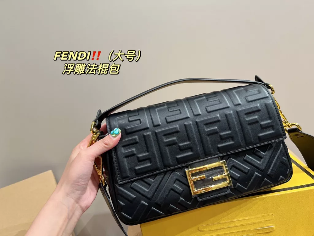 Size 26.13<br>Fendi embossed baguette bag<br>Forever a versatile piece<br>The upper body is beautiful This texture<br>Fairies deserve to have