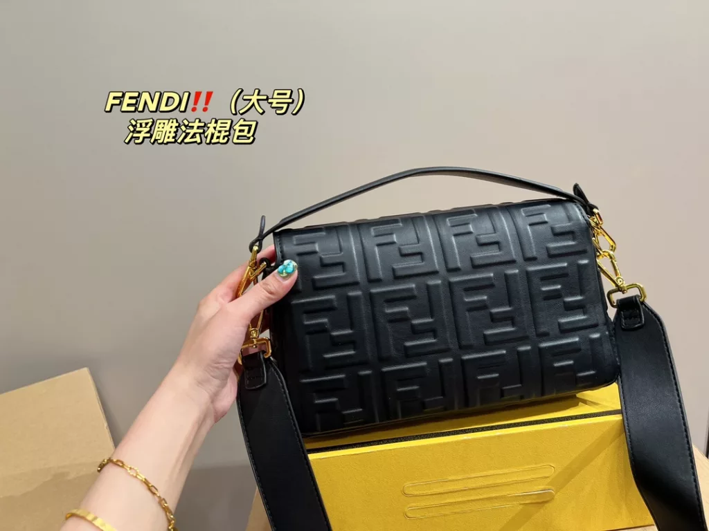 Size 26.13<br>Fendi embossed baguette bag<br>Forever a versatile piece<br>The upper body is beautiful This texture<br>Fairies deserve to have