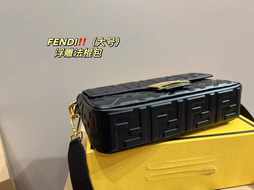 Size 26.13<br>Fendi embossed baguette bag<br>Forever a versatile piece<br>The upper body is beautiful This texture<br>Fairies deserve to have