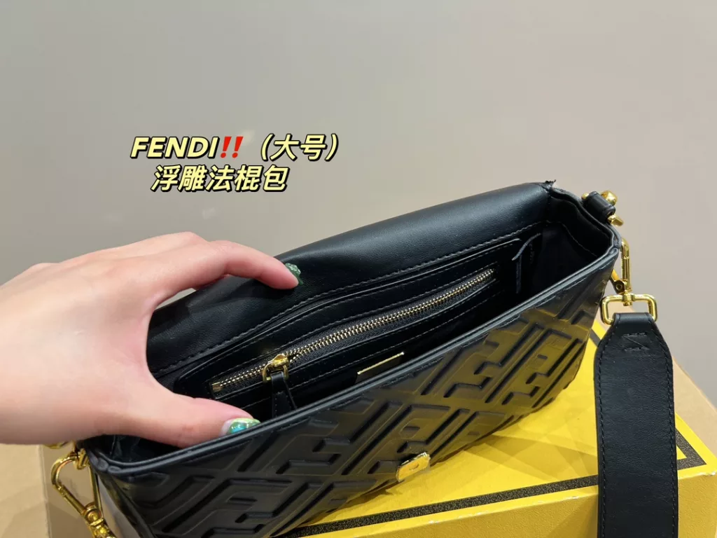 Size 26.13<br>Fendi embossed baguette bag<br>Forever a versatile piece<br>The upper body is beautiful This texture<br>Fairies deserve to have