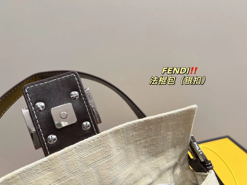 Size 26.12<br>Fendi baguette bag<br>Low-key yet atmospheric Chic and versatile<br>Simple and high class