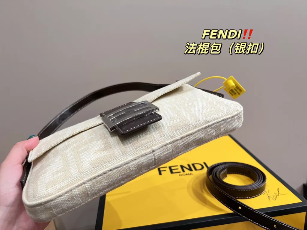 Size 26.12<br>Fendi baguette bag<br>Low-key yet atmospheric Chic and versatile<br>Simple and high class