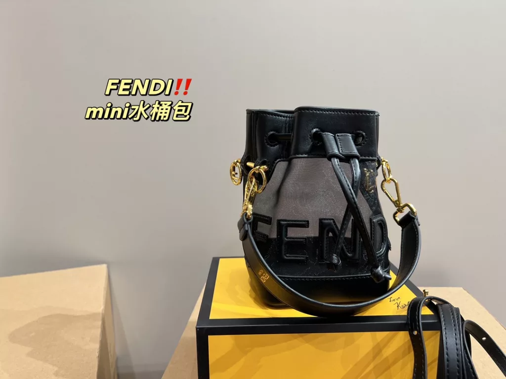 Size 12.18<br>Fendi bucket bag mini<br>Face value really absolute son<br>Low-key and atmospheric fashionable and versatile<br>A simple sense of sophistication