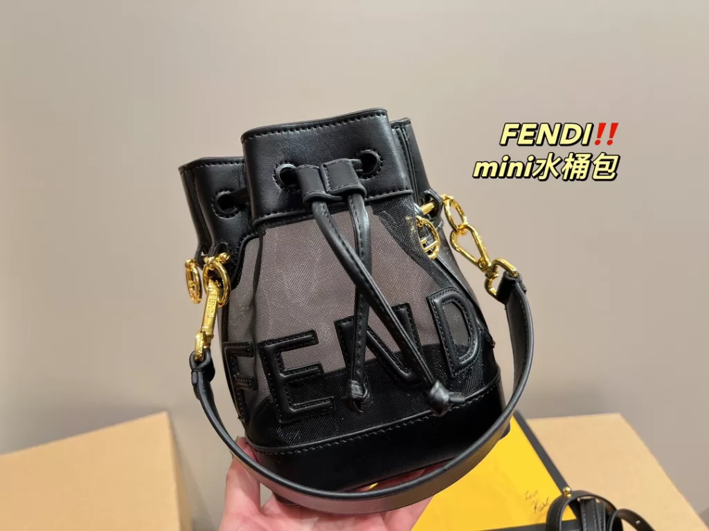 Size 12.18<br>Fendi bucket bag mini<br>Face value really absolute son<br>Low-key and atmospheric fashionable and versatile<br>A simple sense of sophistication