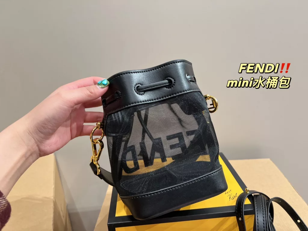 Size 12.18<br>Fendi bucket bag mini<br>Face value really absolute son<br>Low-key and atmospheric fashionable and versatile<br>A simple sense of sophistication