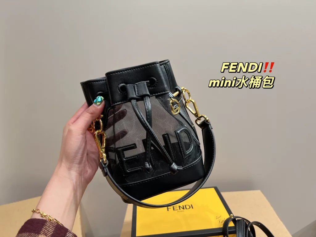 Size 12.18<br>Fendi bucket bag mini<br>Face value really absolute son<br>Low-key and atmospheric fashionable and versatile<br>A simple sense of sophistication