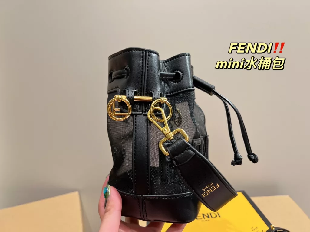 Size 12.18<br>Fendi bucket bag mini<br>Face value really absolute son<br>Low-key and atmospheric fashionable and versatile<br>A simple sense of sophistication