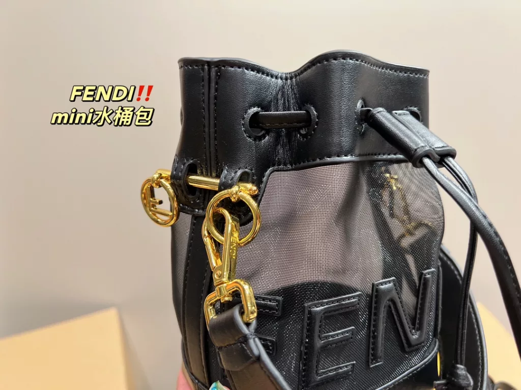 Size 12.18<br>Fendi bucket bag mini<br>Face value really absolute son<br>Low-key and atmospheric fashionable and versatile<br>A simple sense of sophistication