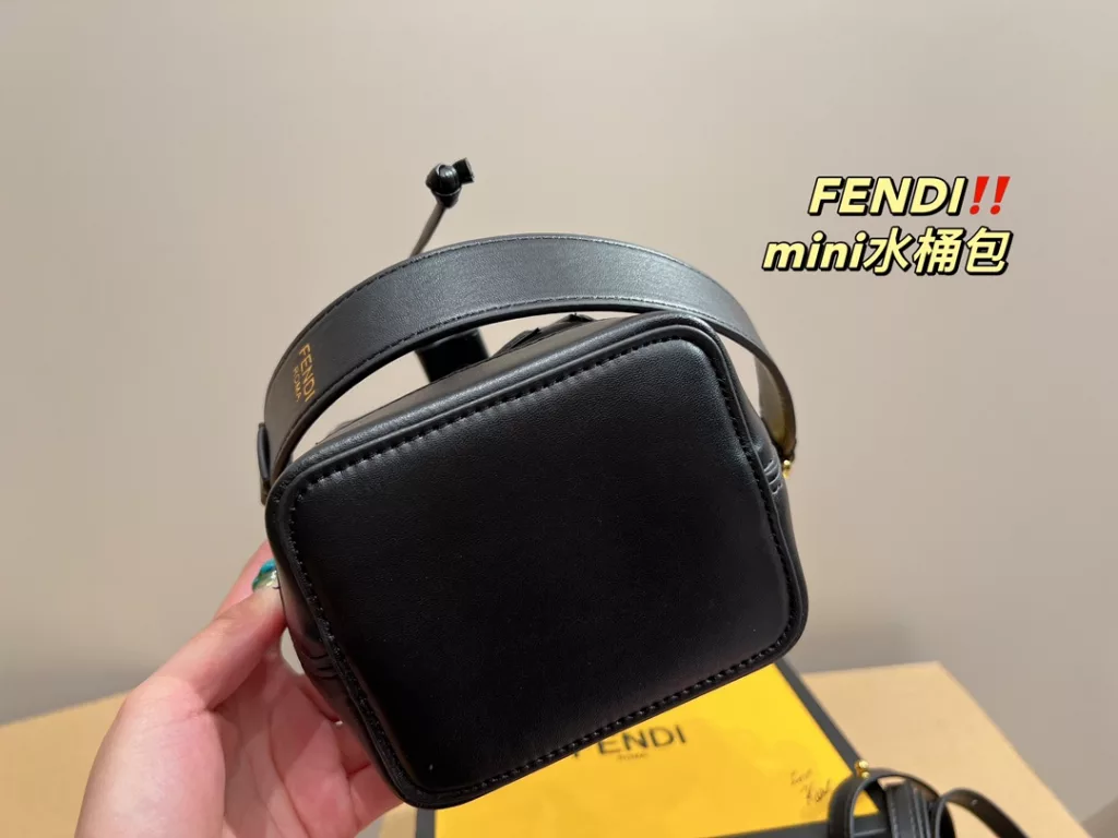 Size 12.18<br>Fendi bucket bag mini<br>Face value really absolute son<br>Low-key and atmospheric fashionable and versatile<br>A simple sense of sophistication