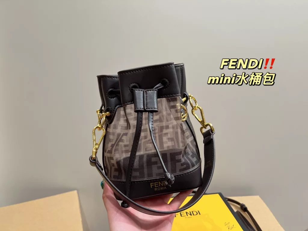 Size 12.18<br>Fendi bucket bag mini<br>Face value really absolute son<br>Low-key and atmospheric fashionable and versatile<br>A simple sense of sophistication