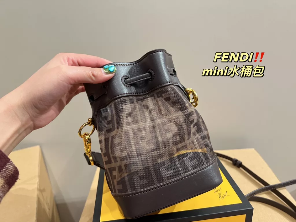 Size 12.18<br>Fendi bucket bag mini<br>Face value really absolute son<br>Low-key and atmospheric fashionable and versatile<br>A simple sense of sophistication