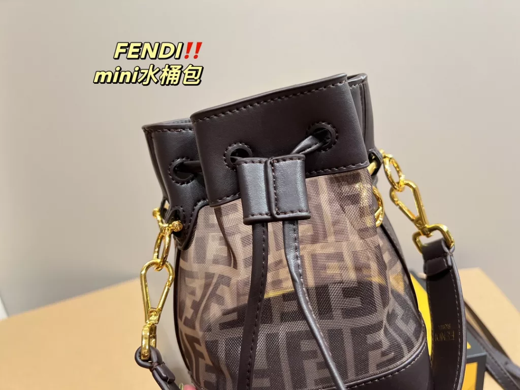 Size 12.18<br>Fendi bucket bag mini<br>Face value really absolute son<br>Low-key and atmospheric fashionable and versatile<br>A simple sense of sophistication