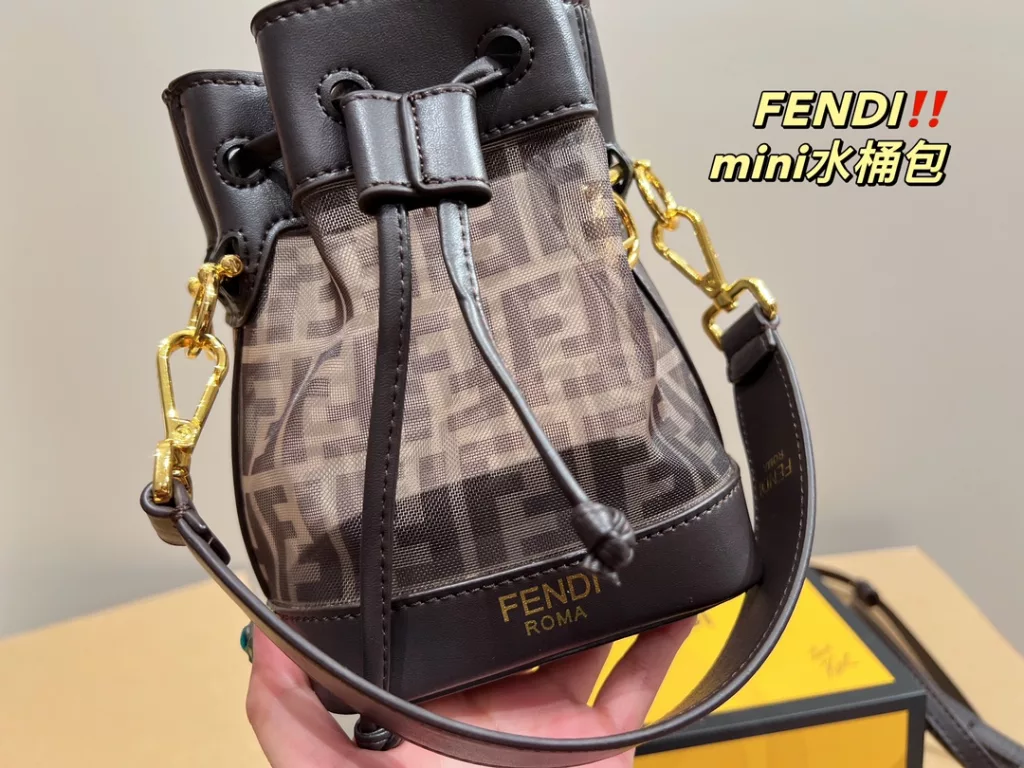 Size 12.18<br>Fendi bucket bag mini<br>Face value really absolute son<br>Low-key and atmospheric fashionable and versatile<br>A simple sense of sophistication