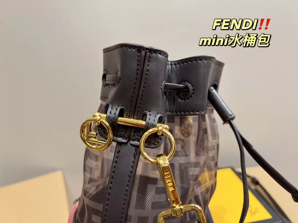 Size 12.18<br>Fendi bucket bag mini<br>Face value really absolute son<br>Low-key and atmospheric fashionable and versatile<br>A simple sense of sophistication