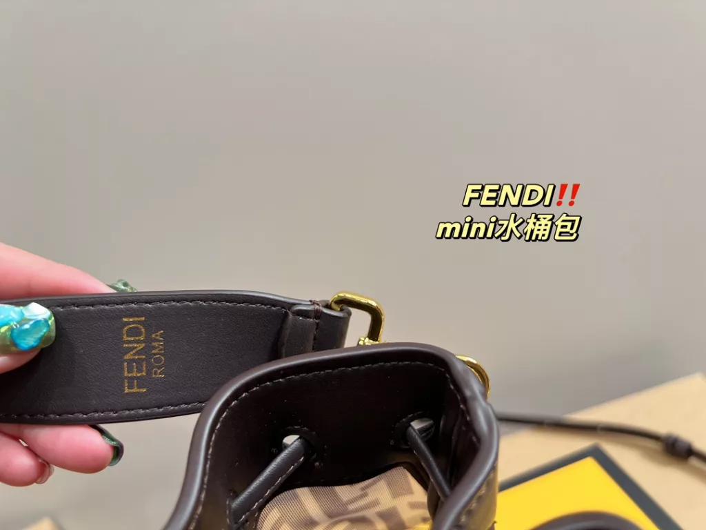 Size 12.18<br>Fendi bucket bag mini<br>Face value really absolute son<br>Low-key and atmospheric fashionable and versatile<br>A simple sense of sophistication