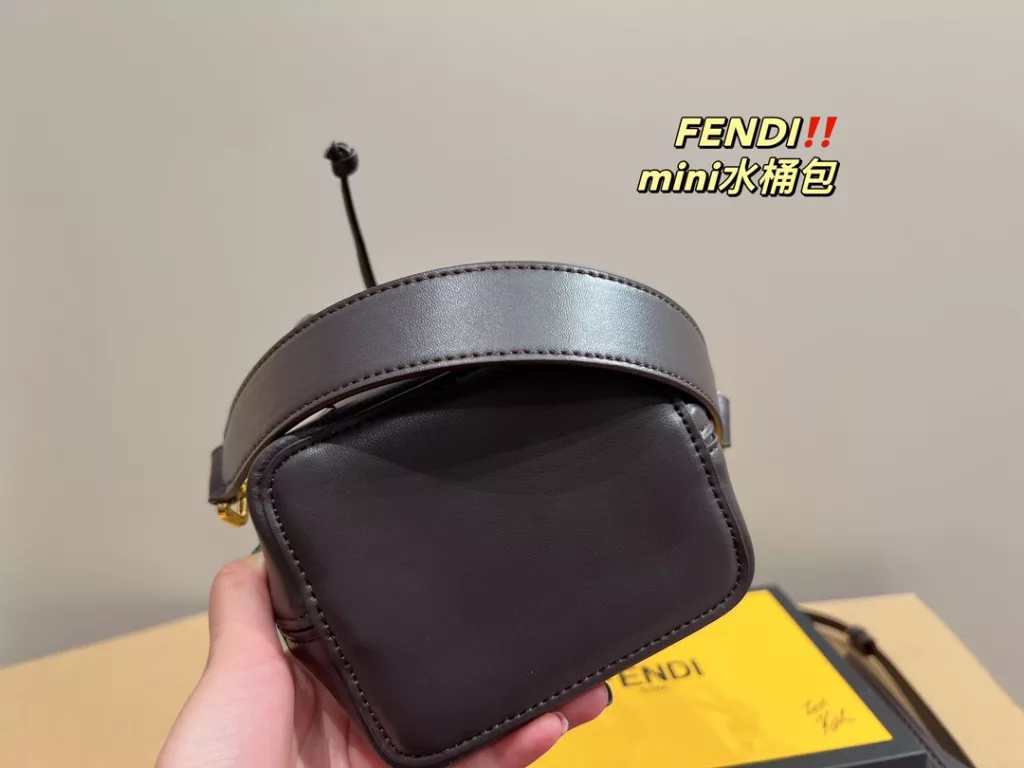 Size 12.18<br>Fendi bucket bag mini<br>Face value really absolute son<br>Low-key and atmospheric fashionable and versatile<br>A simple sense of sophistication