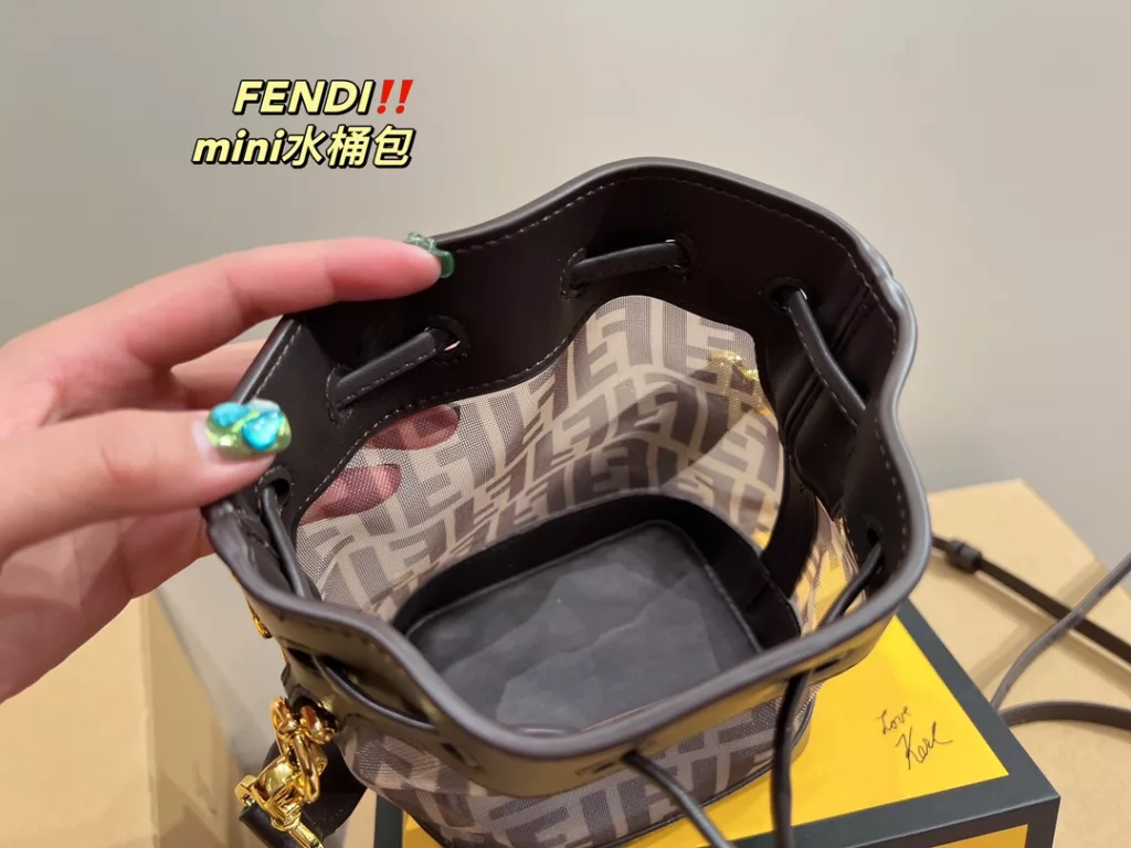 Size 12.18<br>Fendi bucket bag mini<br>Face value really absolute son<br>Low-key and atmospheric fashionable and versatile<br>A simple sense of sophistication