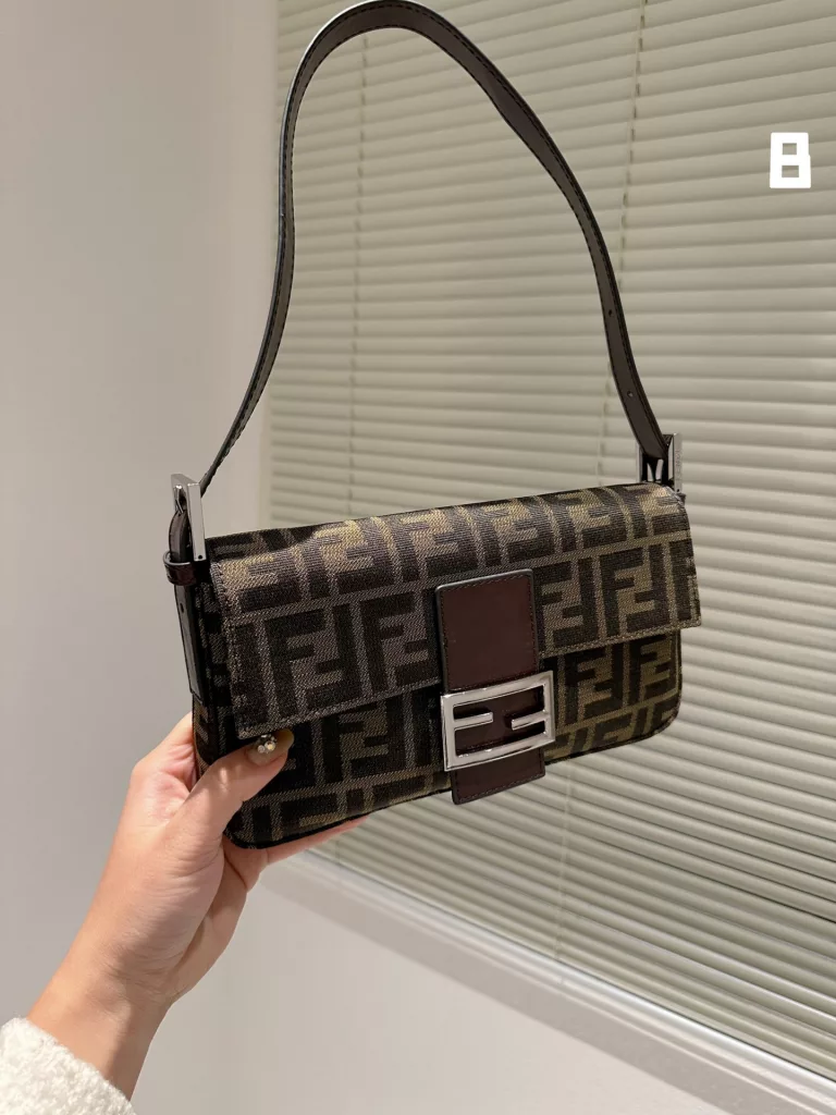 fendi new baguette bag armpit bag Netflix vintageF in the ancient baguette bag Tide people carry the most bags is probably Fendi Fendi this baguette bag (Baguette), from black to brown all kinds of shoulder, cross is not a problem, there is a lazy street style. 26cm gift box packaging 🎁