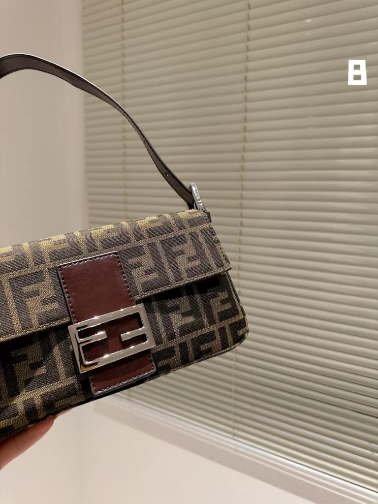 fendi new baguette bag armpit bag Netflix vintageF in the ancient baguette bag Tide people carry the most bags is probably Fendi Fendi this baguette bag (Baguette), from black to brown all kinds of shoulder, cross is not a problem, there is a lazy street style. 26cm gift box packaging 🎁