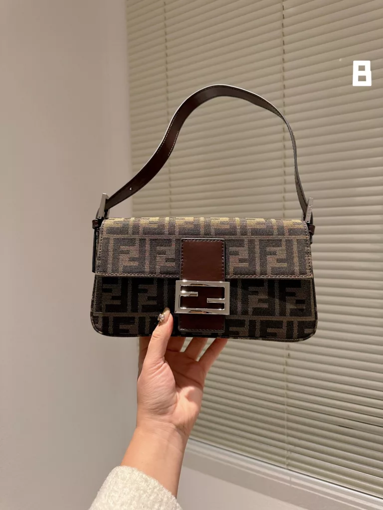 fendi new baguette bag armpit bag Netflix vintageF in the ancient baguette bag Tide people carry the most bags is probably Fendi Fendi this baguette bag (Baguette), from black to brown all kinds of shoulder, cross is not a problem, there is a lazy street style. 26cm gift box packaging 🎁