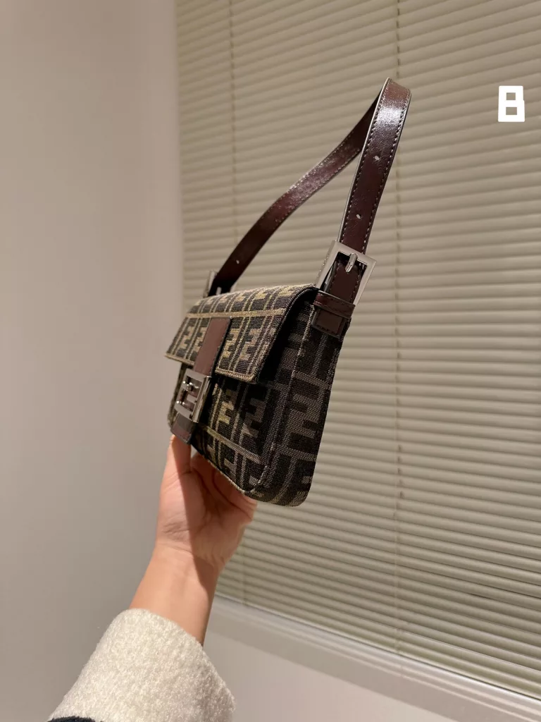 fendi new baguette bag armpit bag Netflix vintageF in the ancient baguette bag Tide people carry the most bags is probably Fendi Fendi this baguette bag (Baguette), from black to brown all kinds of shoulder, cross is not a problem, there is a lazy street style. 26cm gift box packaging 🎁