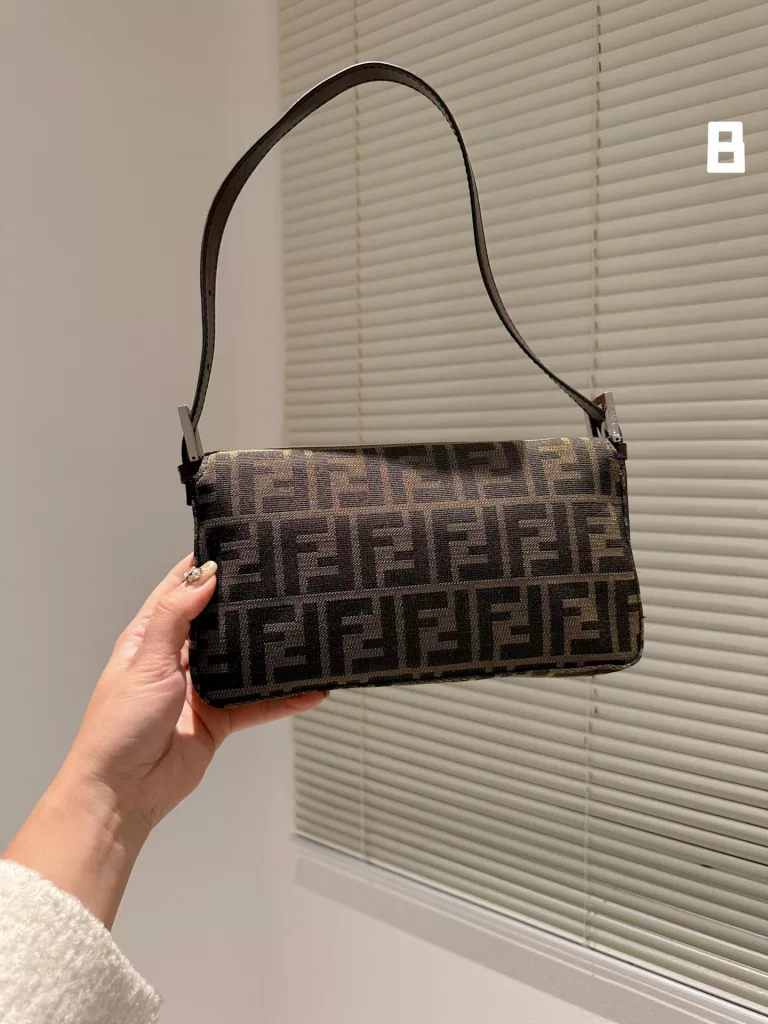 fendi new baguette bag armpit bag Netflix vintageF in the ancient baguette bag Tide people carry the most bags is probably Fendi Fendi this baguette bag (Baguette), from black to brown all kinds of shoulder, cross is not a problem, there is a lazy street style. 26cm gift box packaging 🎁