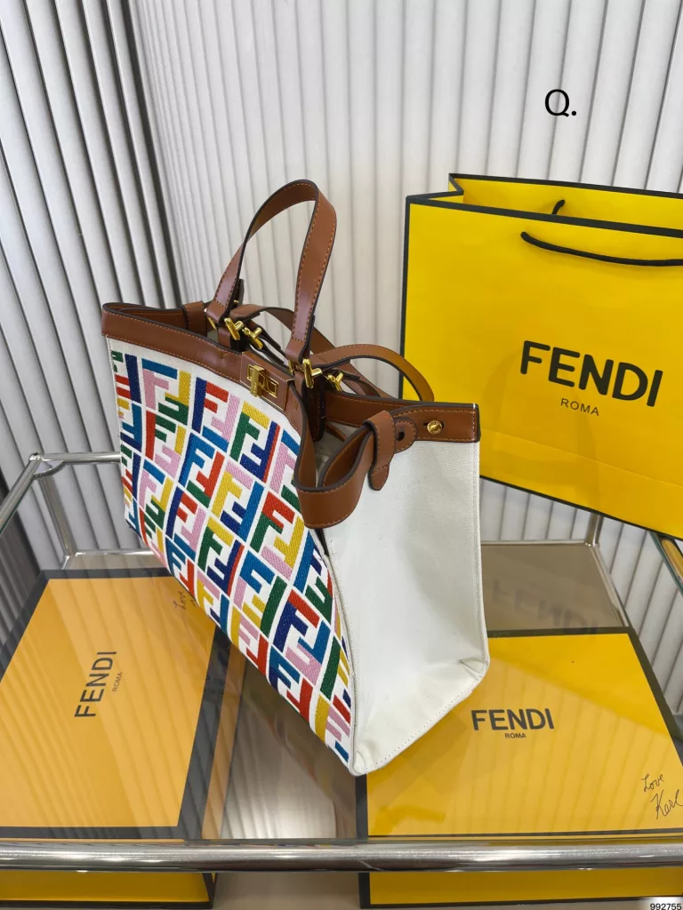 fendi Fendi Tootsie bag<br>High-value tide cool<br>Fashion girl must have<br>Suitable for everyday, commuting, out on the street<br>Size 39 27