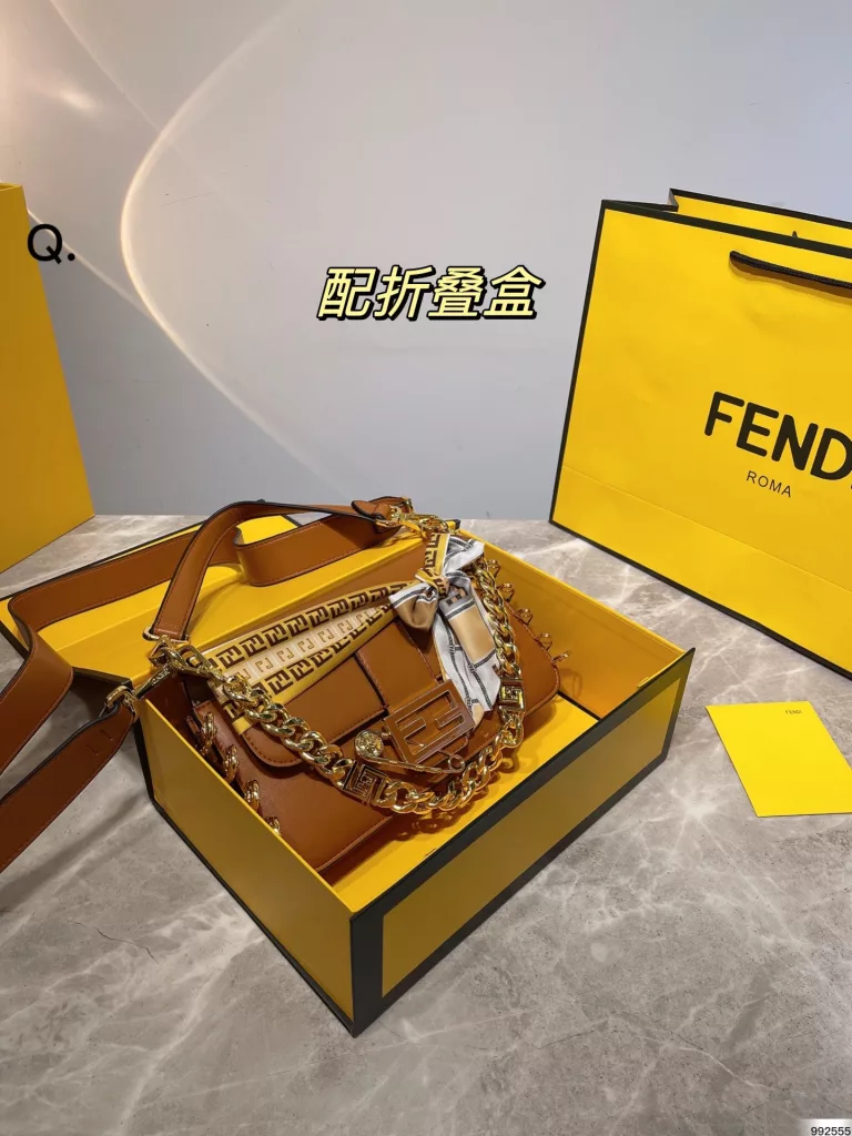 Fendi & Versace 2022 co-branded baguette bag<br>Milan Fashion Week street photography, the trendsetters carry the most bags is probably Fendi Fendi underarm bag classic fabric, a kind of lazy street style. Qi Wei, Rosie and other celebrities will also carry it in their daily outings. Size: 25cm