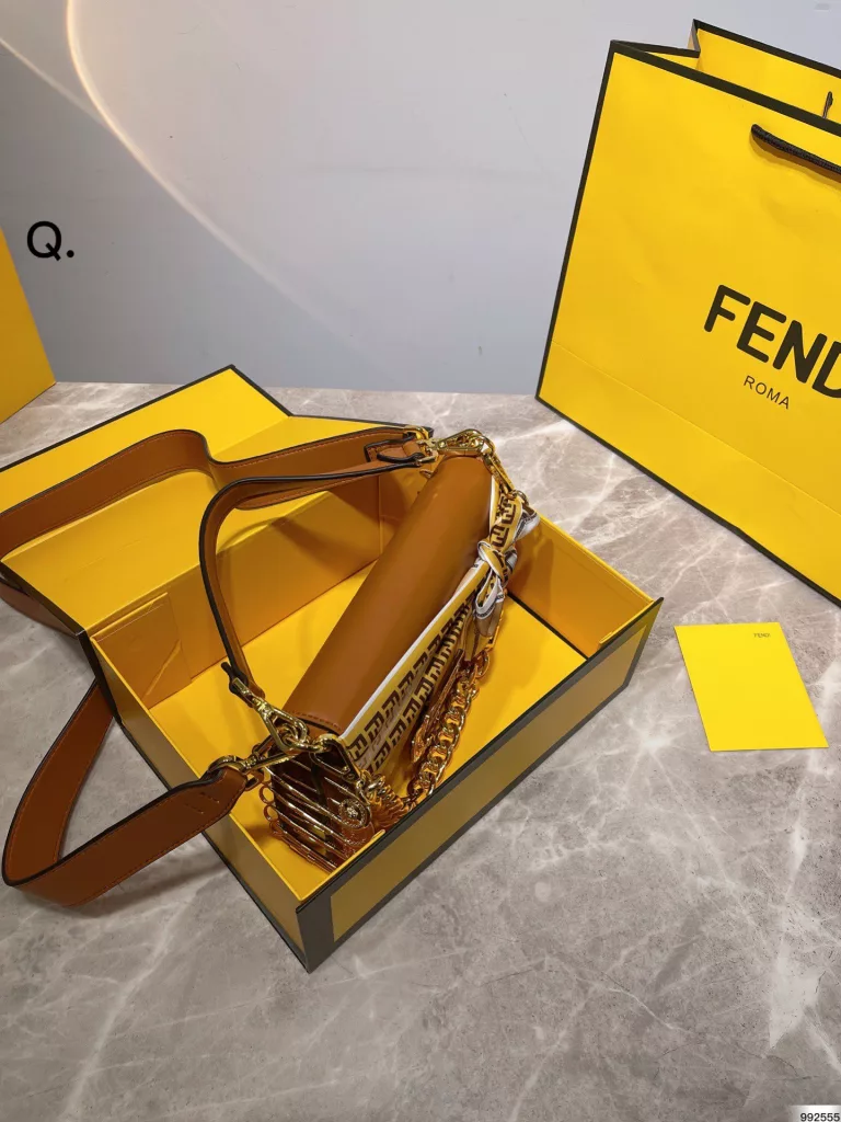 Fendi & Versace 2022 co-branded baguette bag<br>Milan Fashion Week street photography, the trendsetters carry the most bags is probably Fendi Fendi underarm bag classic fabric, a kind of lazy street style. Qi Wei, Rosie and other celebrities will also carry it in their daily outings. Size: 25cm