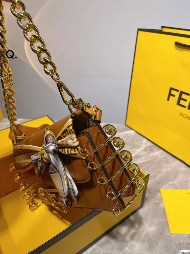 Fendi & Versace 2022 co-branded baguette bag<br>Milan Fashion Week street photography, the trendsetters carry the most bags is probably Fendi Fendi underarm bag classic fabric, a kind of lazy street style. Qi Wei, Rosie and other celebrities will also carry it in their daily outings. Size: 25cm