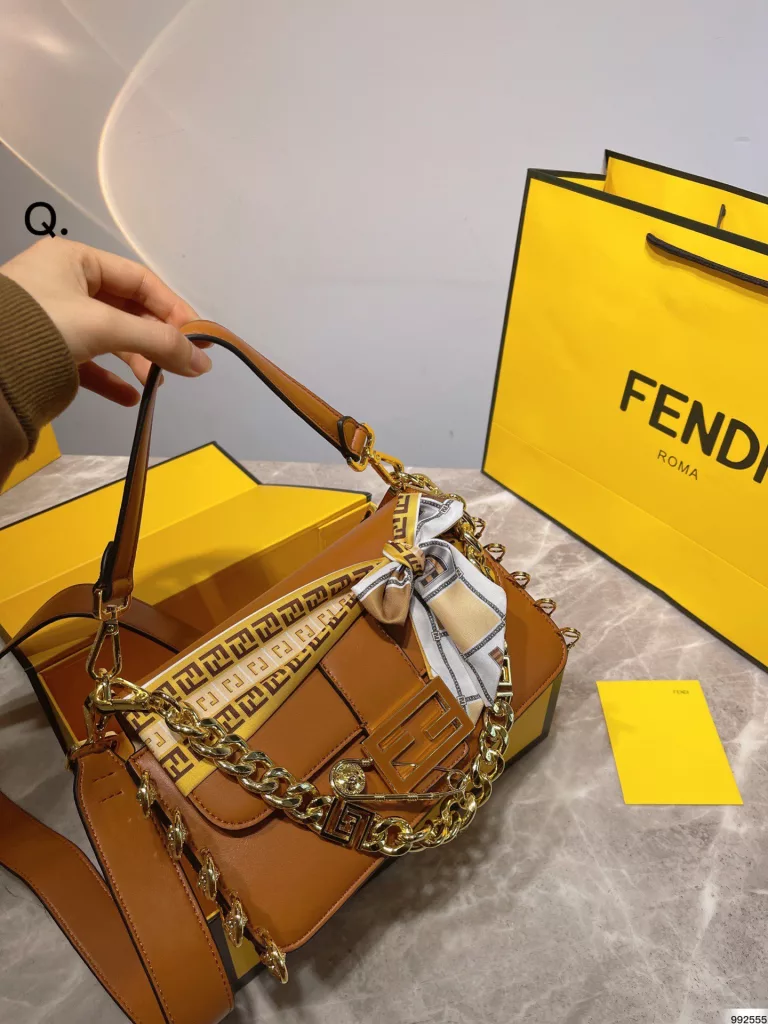 Fendi & Versace 2022 co-branded baguette bag<br>Milan Fashion Week street photography, the trendsetters carry the most bags is probably Fendi Fendi underarm bag classic fabric, a kind of lazy street style. Qi Wei, Rosie and other celebrities will also carry it in their daily outings. Size: 25cm