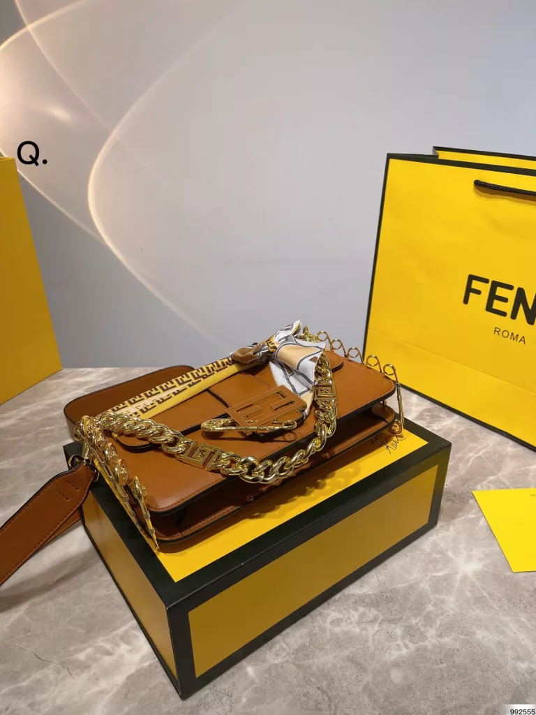 Fendi & Versace 2022 co-branded baguette bag<br>Milan Fashion Week street photography, the trendsetters carry the most bags is probably Fendi Fendi underarm bag classic fabric, a kind of lazy street style. Qi Wei, Rosie and other celebrities will also carry it in their daily outings. Size: 25cm