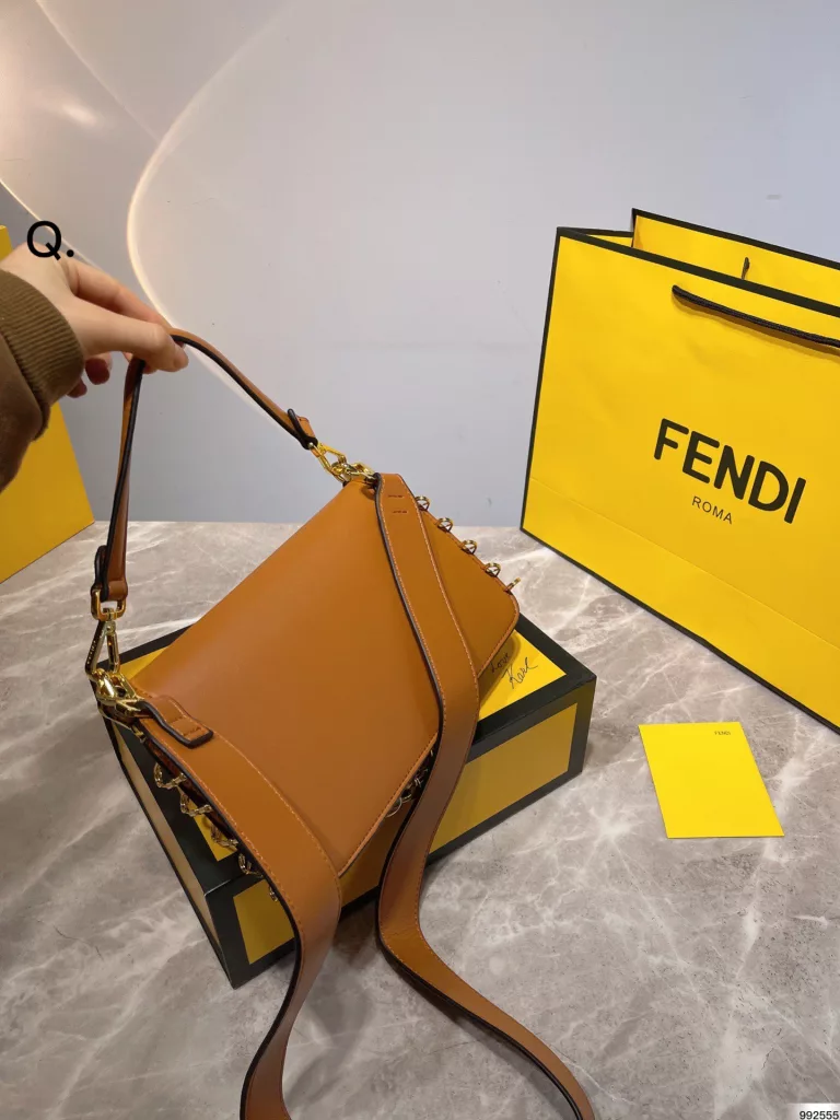 Fendi & Versace 2022 co-branded baguette bag<br>Milan Fashion Week street photography, the trendsetters carry the most bags is probably Fendi Fendi underarm bag classic fabric, a kind of lazy street style. Qi Wei, Rosie and other celebrities will also carry it in their daily outings. Size: 25cm