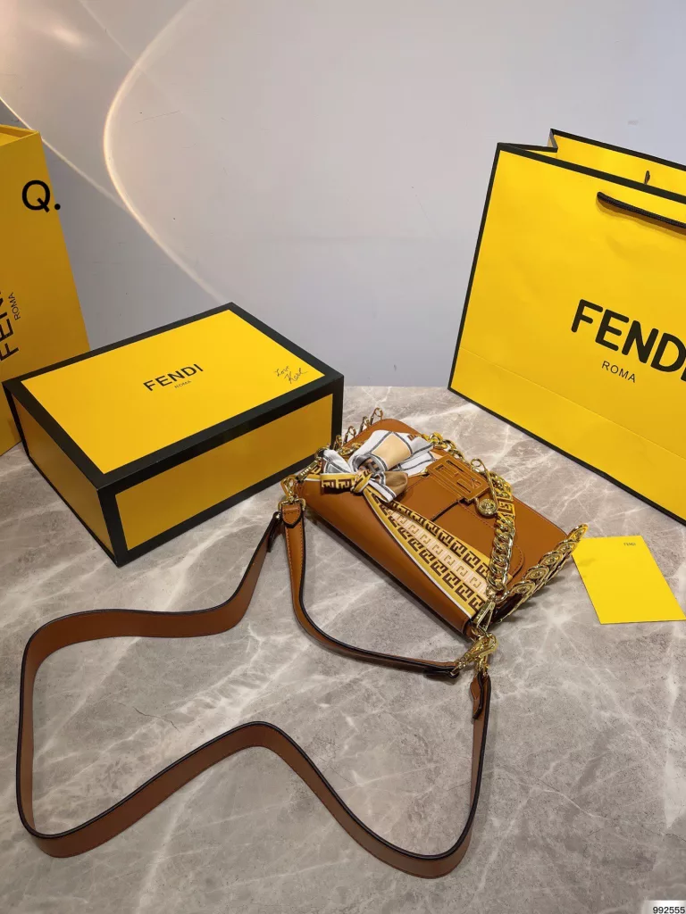 Fendi & Versace 2022 co-branded baguette bag<br>Milan Fashion Week street photography, the trendsetters carry the most bags is probably Fendi Fendi underarm bag classic fabric, a kind of lazy street style. Qi Wei, Rosie and other celebrities will also carry it in their daily outings. Size: 25cm