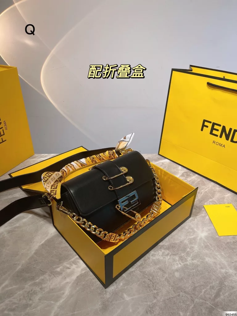 Fendi Fendi & Versace 2022 co-branded baguette bag<br>Milan Fashion Week street photography, the trendsetters carry the most bags is probably Fendi Fendi underarm bag classic fabric, a kind of lazy street style. Qi Wei, Rosie and other stars will also carry daily street. Size: 26cm