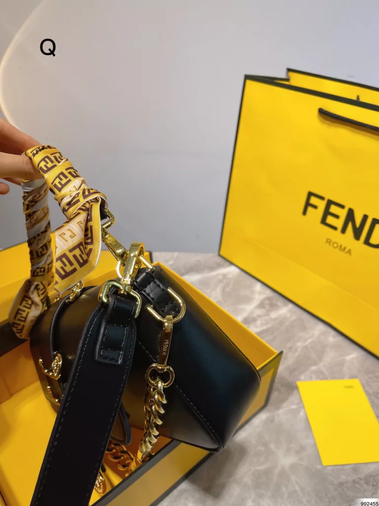 Fendi Fendi & Versace 2022 co-branded baguette bag<br>Milan Fashion Week street photography, the trendsetters carry the most bags is probably Fendi Fendi underarm bag classic fabric, a kind of lazy street style. Qi Wei, Rosie and other stars will also carry daily street. Size: 26cm