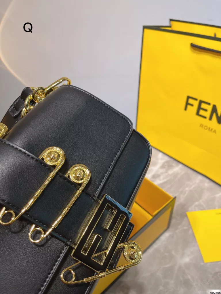 Fendi Fendi & Versace 2022 co-branded baguette bag<br>Milan Fashion Week street photography, the trendsetters carry the most bags is probably Fendi Fendi underarm bag classic fabric, a kind of lazy street style. Qi Wei, Rosie and other stars will also carry daily street. Size: 26cm