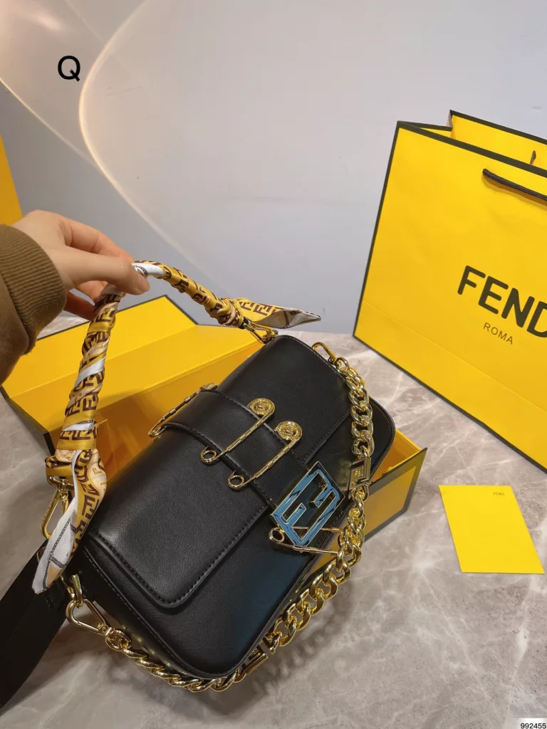 Fendi Fendi & Versace 2022 co-branded baguette bag<br>Milan Fashion Week street photography, the trendsetters carry the most bags is probably Fendi Fendi underarm bag classic fabric, a kind of lazy street style. Qi Wei, Rosie and other stars will also carry daily street. Size: 26cm