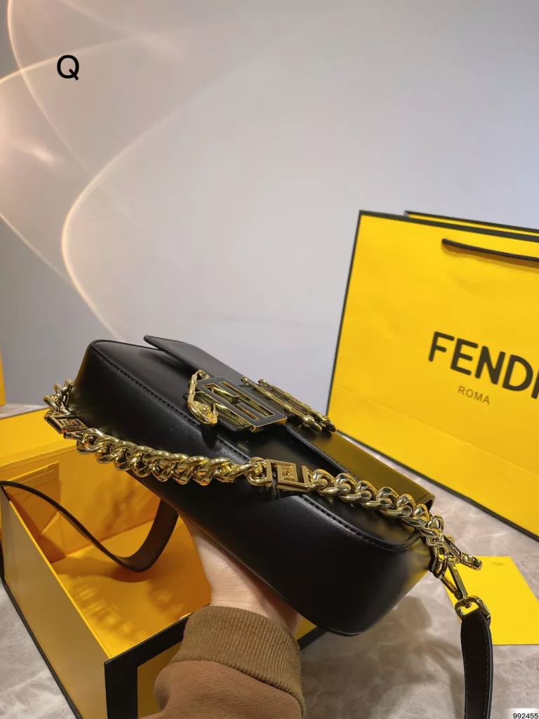 Fendi Fendi & Versace 2022 co-branded baguette bag<br>Milan Fashion Week street photography, the trendsetters carry the most bags is probably Fendi Fendi underarm bag classic fabric, a kind of lazy street style. Qi Wei, Rosie and other stars will also carry daily street. Size: 26cm