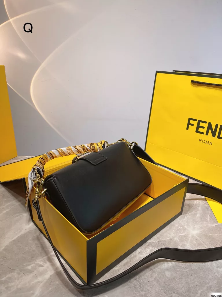 Fendi Fendi & Versace 2022 co-branded baguette bag<br>Milan Fashion Week street photography, the trendsetters carry the most bags is probably Fendi Fendi underarm bag classic fabric, a kind of lazy street style. Qi Wei, Rosie and other stars will also carry daily street. Size: 26cm